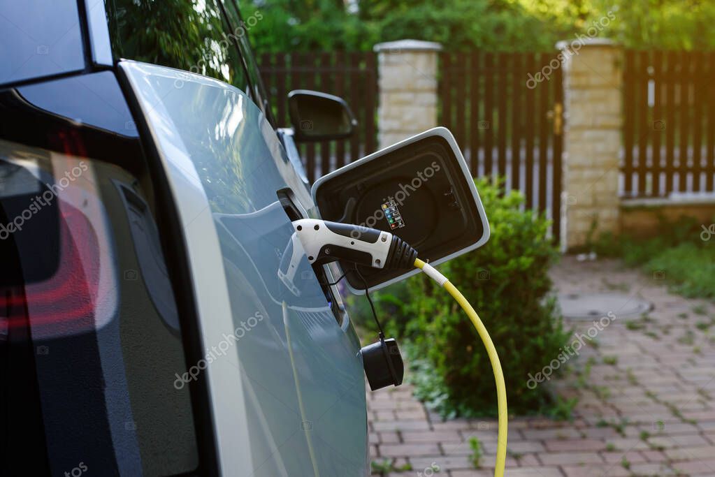 Battery system supporting fast EV charging at a site